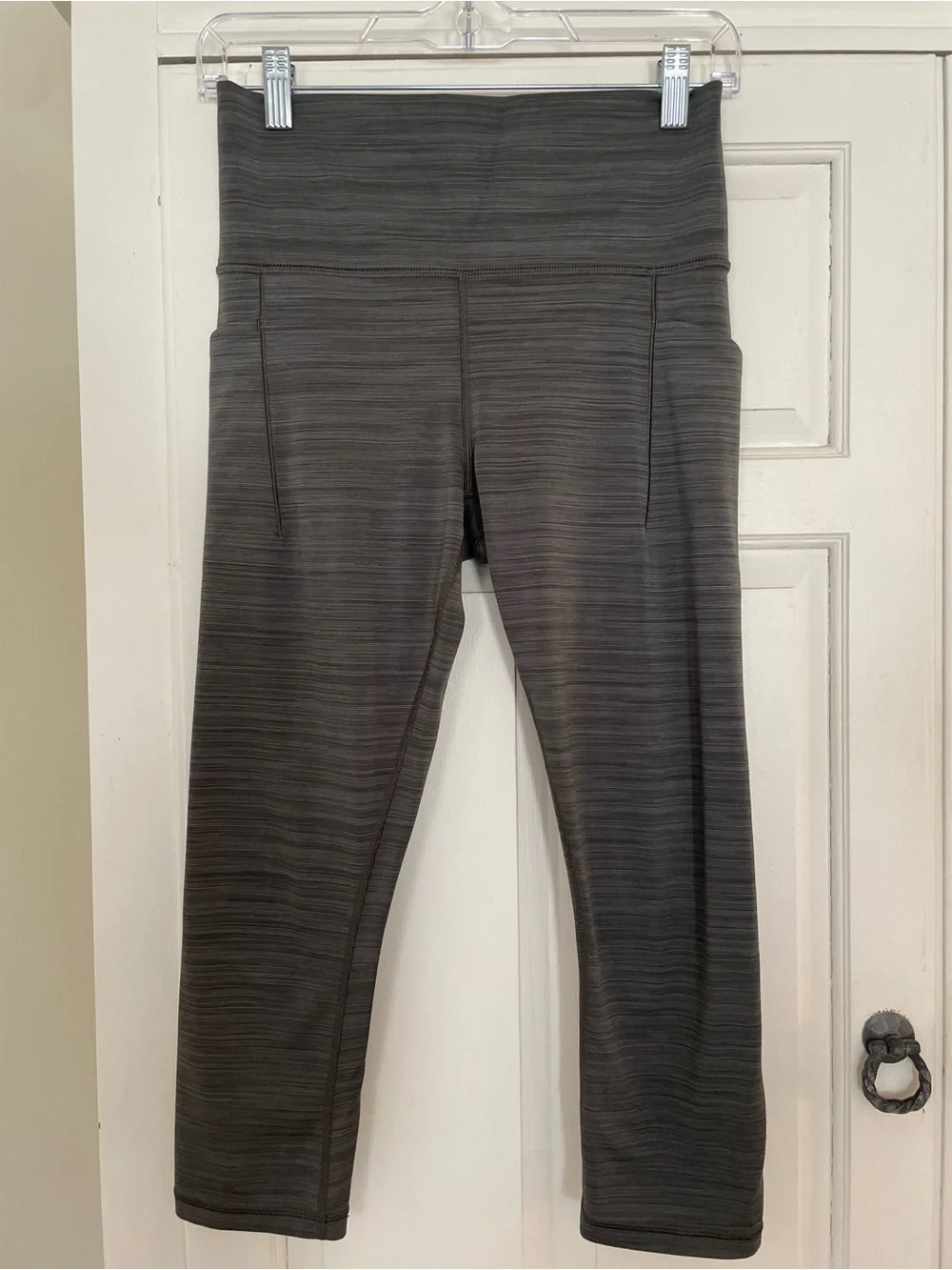 ATHLETA Salutation Capri Leggings w/Side Pockets, Heathered Olive Green, SMALL